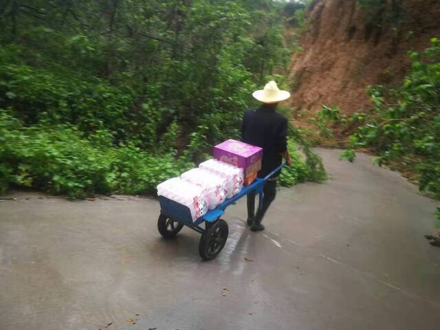 新闻背后的故事丨凡人亦英雄：暴雨中他们披上“雨衣战袍”逆行而上……