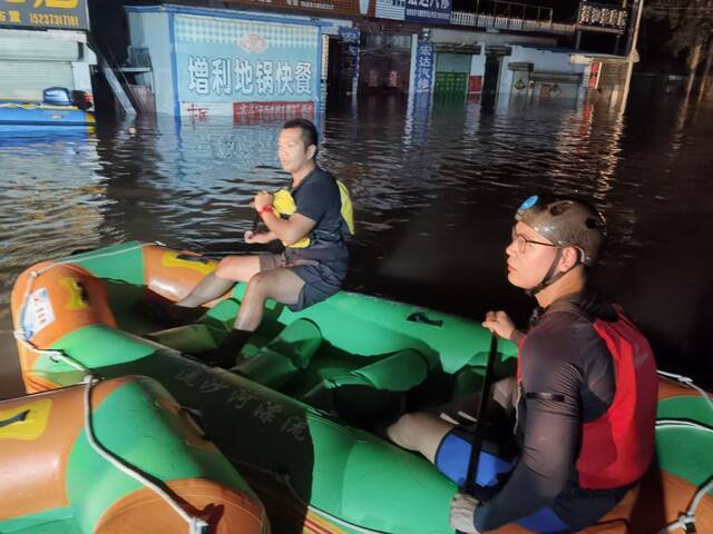 新闻背后的故事丨凡人亦英雄：暴雨中他们披上“雨衣战袍”逆行而上……