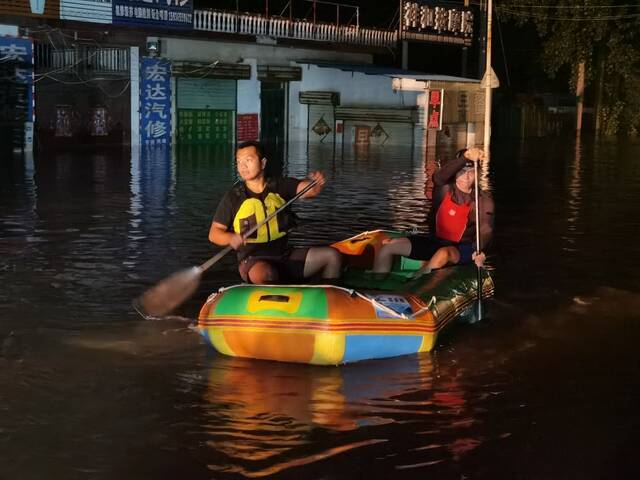 新闻背后的故事丨凡人亦英雄：暴雨中他们披上“雨衣战袍”逆行而上……