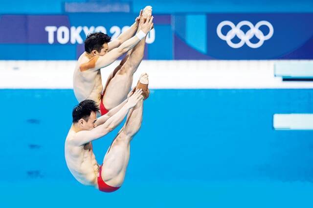 王宗源/谢思埸夺得东京奥运会男子双人3米板项目金牌。（图片来源：视觉中国）