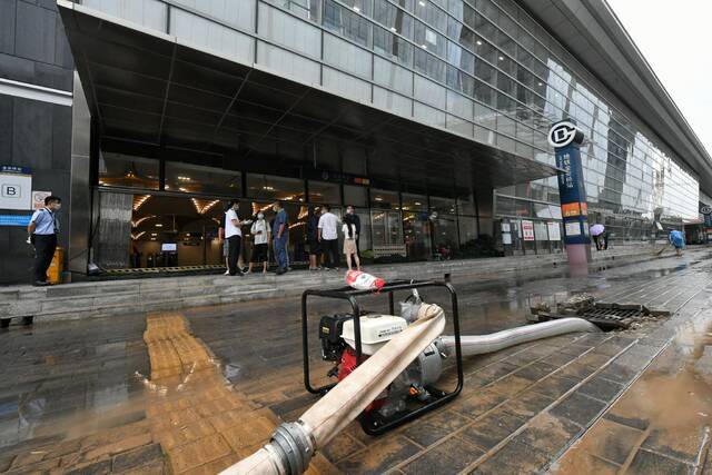 应对强降雨天气，北京地铁37个地势低洼车站提前加装排水泵