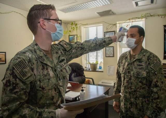 美国海军士兵接受体温检测（资料图）