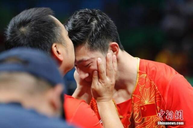 资料图：当地时间8月17日，2016里约奥运男子乒乓球团体赛决赛举行，中国队最终以总比分3：1的成绩战胜日本队获得冠军。中新网记者盛佳鹏摄