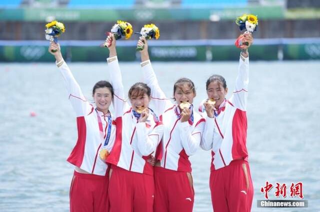 当地时间7月28日，在东京奥运会赛艇项目女子四人双桨决赛中，由崔晓桐、吕扬、张灵、陈云霞组成的中国队用时6分05秒13第一个划过终点，摘金同时刷新世界最好成绩。中新社记者韩海丹摄