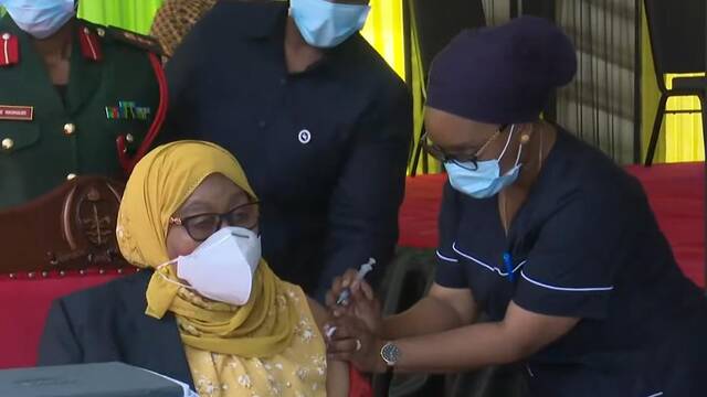 坦桑尼亚总统接种新冠疫苗 呼吁民众相信疫苗安全