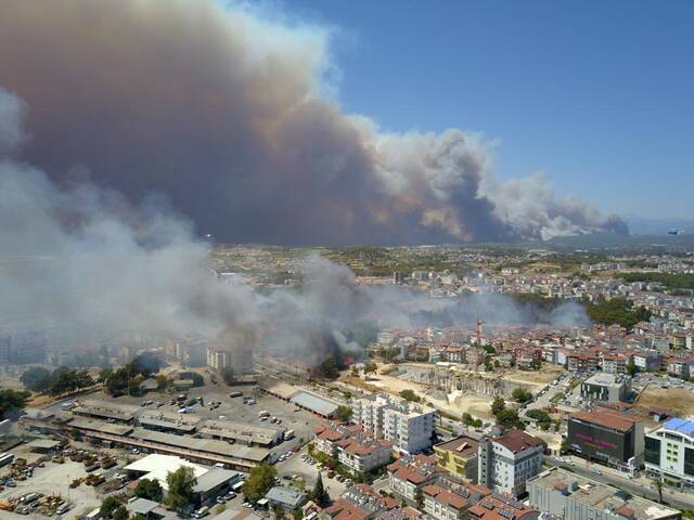 土耳其安塔利亚森林大火持续蔓延 4个社区居民全部撤离