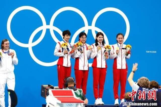 当地时间7月29日，东京奥运会女子4x200米自由泳接力决赛中，由张雨霏、杨浚瑄、李冰洁和汤慕涵组成的中国队以7分40秒33的成绩夺得冠军。图为颁奖仪式。中新社记者富田摄