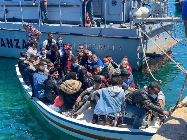 移民持续登陆 意大利兰佩杜萨岛安置点聚集超千人