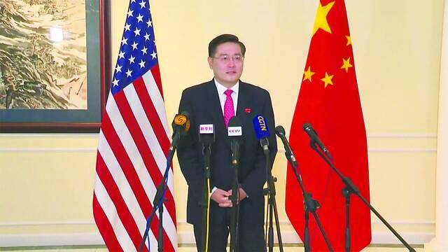 当地时间28日，中华人民共和国新任驻美利坚合众国特命全权大使秦刚抵达美国履新，当晚在华盛顿向中外媒体发表讲话。（视频截图）