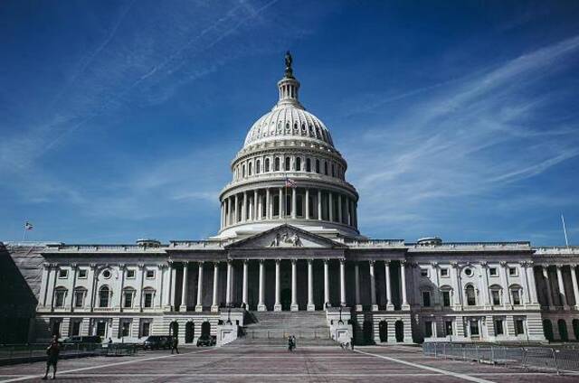 美国国会众议院通过一项新财年支出法案