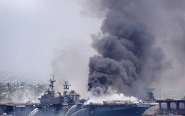 美国“好人理查德”号两栖攻击舰发生火灾