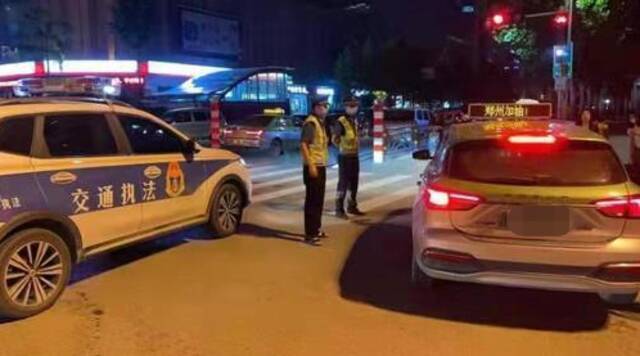 灾情期间不打表、乱收费，郑州7辆出租车被处罚