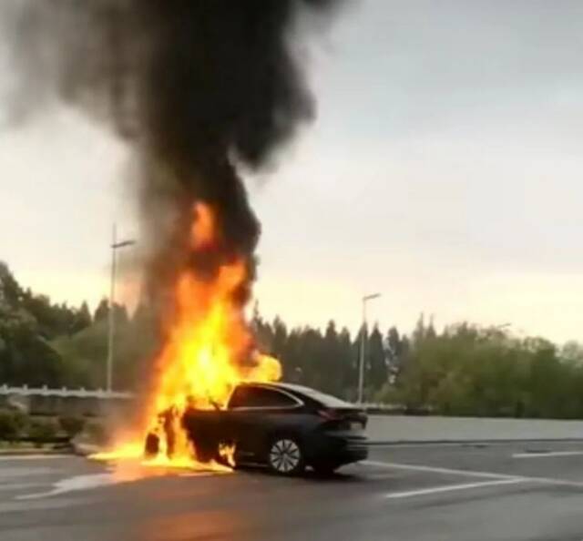 蔚来电动车碰撞起火致车主身亡，警方已介入！不久前曾陷座椅风波