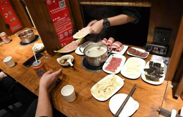 2020年9月17日，甘肃省兰州市的一家餐饮店推出的“一人食”私享火锅。/视觉中国