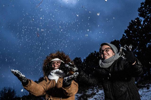 当地时间2021年7月29日，巴西圣若阿金，当地迎来罕见降雪，民众对下雪欣喜若狂。澎湃影像图