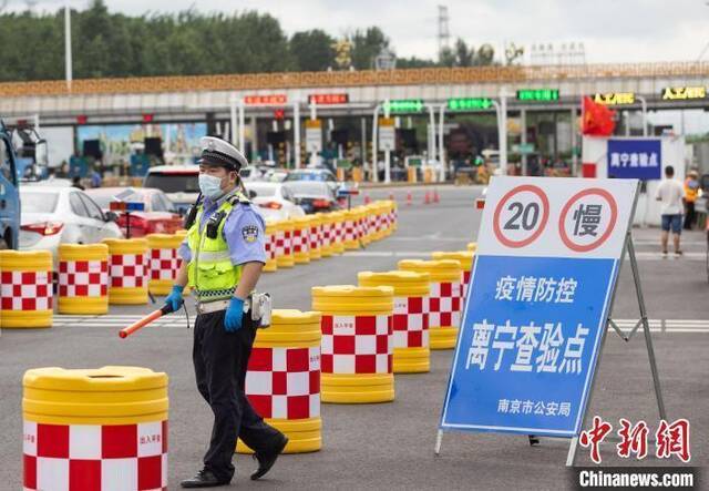 疫情防控离宁查验点。泱波摄