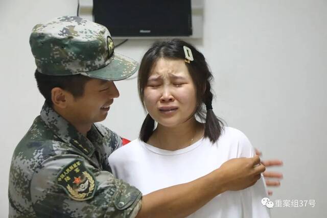 7月25日，看到丈夫归来，待产的军嫂一下子泪奔，范雷抱着妻子安慰。受访者供图