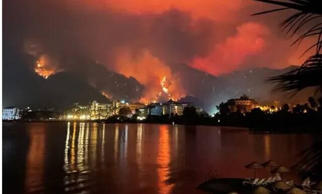 度假胜地被大火包围，4000多人紧急逃难，38架直升机、680辆消防车出动！