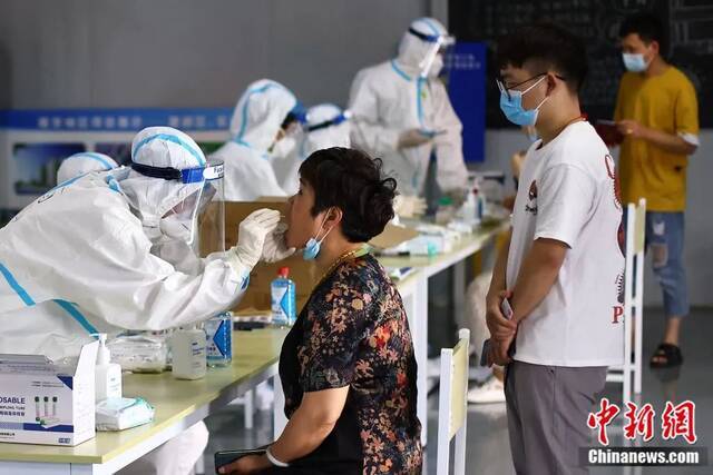 南京开展全员核酸检测。泱波摄