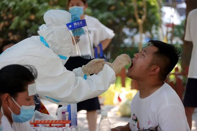 △31日，郑州某小区居民进行核酸检测