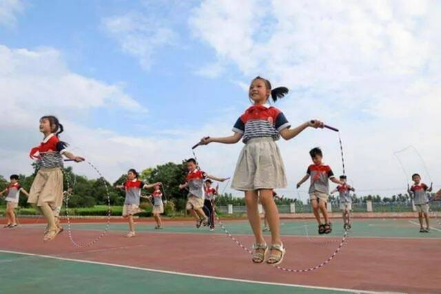 7月22日，在安徽淮北市相山区郭王小学，孩子们在体育课上跳绳。万善朝摄（新华社）