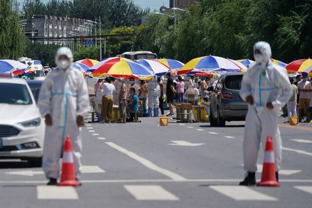 多图：北京房山确诊新冠病例小区出口封闭 居民排队测核酸