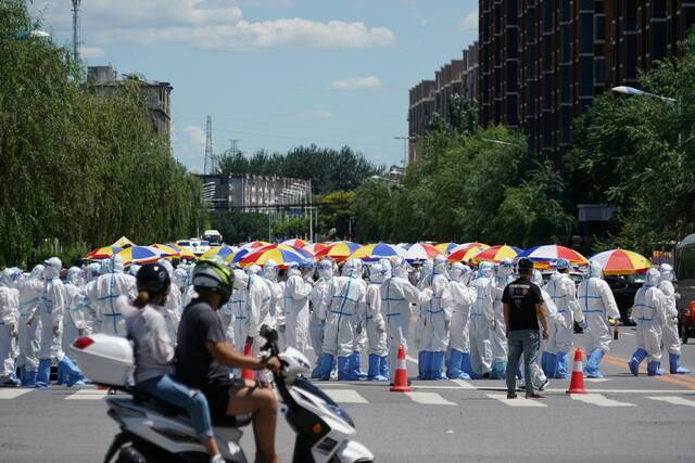 多图：北京房山确诊新冠病例小区出口封闭 居民排队测核酸