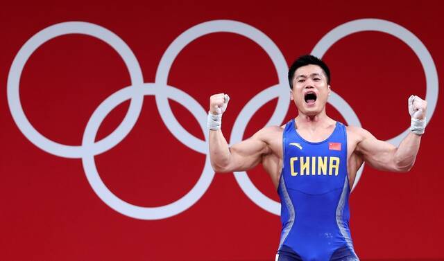 当日，在东京奥运会举重男子81公斤级决赛中，中国选手吕小军夺冠。（新华社记者杨磊摄）