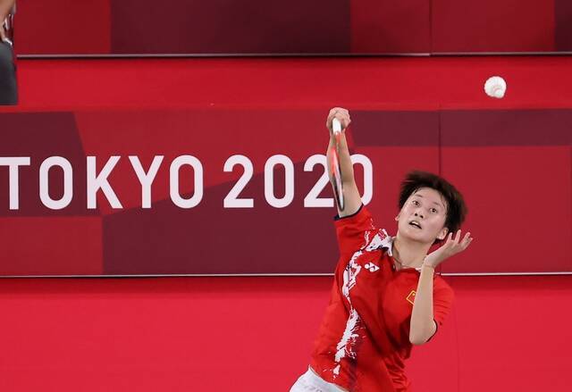 当日，在东京奥运会羽毛球女子单打半决赛中，中国队选手陈雨菲以2比1战胜队友何冰娇，晋级决赛。（新华社记者曹灿摄）