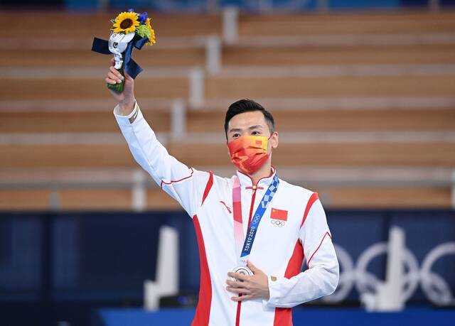 当日，在东京奥运会蹦床项目男子决赛中，中国选手董栋获得亚军。（新华社记者程敏摄）