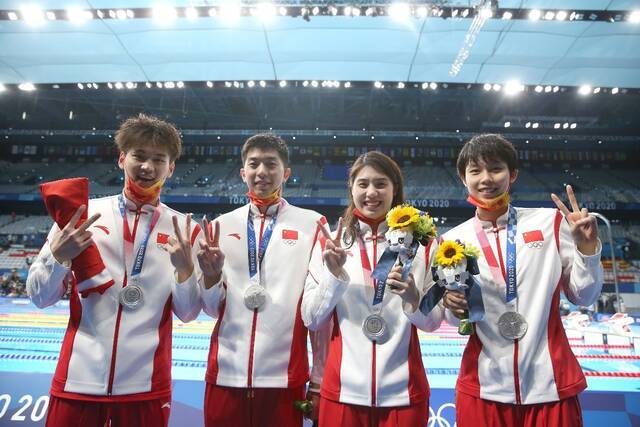 当日，在东京奥运会男女混合4x100米混合泳接力决赛中，由徐嘉余、闫子贝、张雨霏、杨浚瑄组成的中国队获得银牌。（新华社记者丁旭摄）