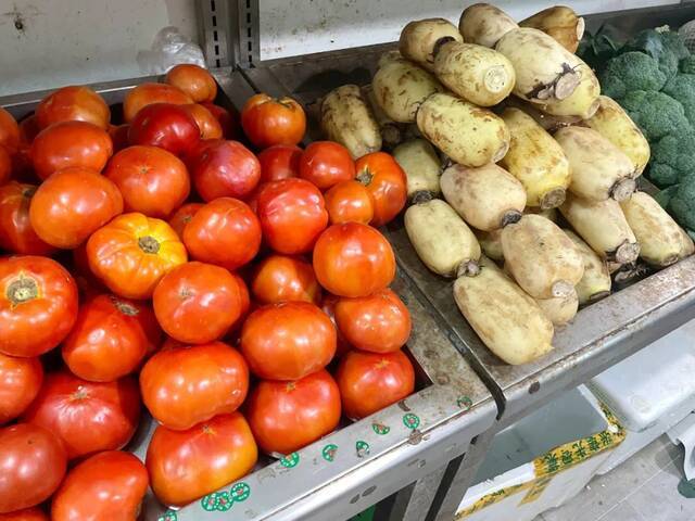 重庆两江新区天宫殿街道一社区超市蔬菜供应充足邹乐摄
