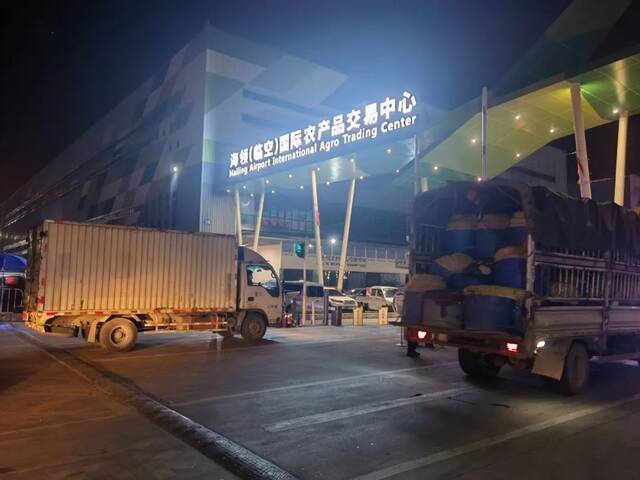 重庆市商务委引导果蔬运输车辆分流至渝北海领批发市场进行交易渝北区商务委供图