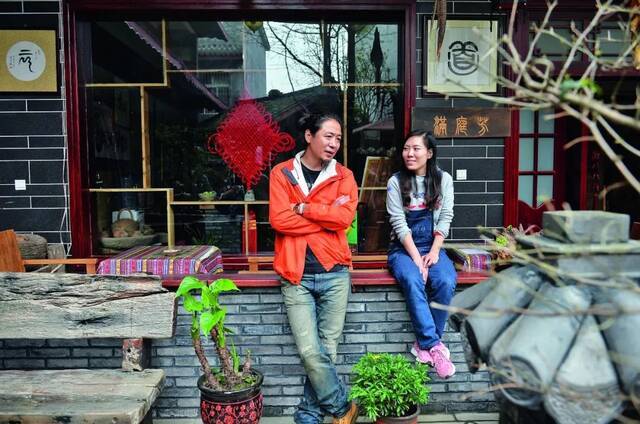 ·2016年4月，在四川成都街子古镇，顾少强和于夫坐在院子里聊天。