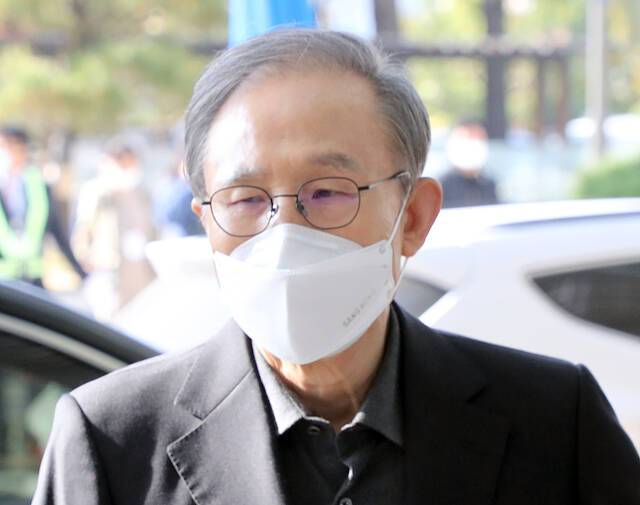 79岁韩国前总统李明博出院重新入狱 此前被判17年