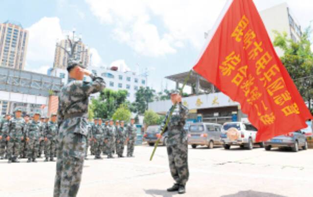 图为昆明市民兵应急营综合救援二连授旗仪式。记者杨艳辉