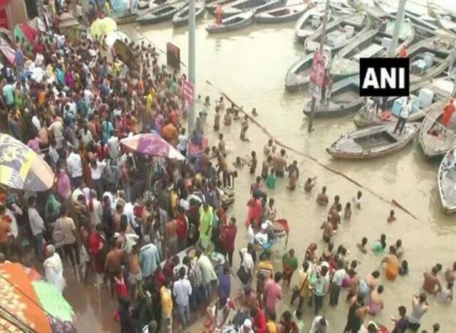 在印度历“萨万月”的第二个周一，大量印度教信徒涌入了北方邦瓦拉纳西地区，与恒河进行“亲密接触”