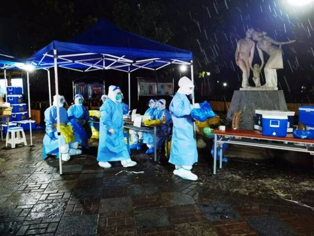  8月2日深夜，上海浦东新区浦南医院近百名护士在心圆西苑小区内为居民做核酸检测供图|李晓静