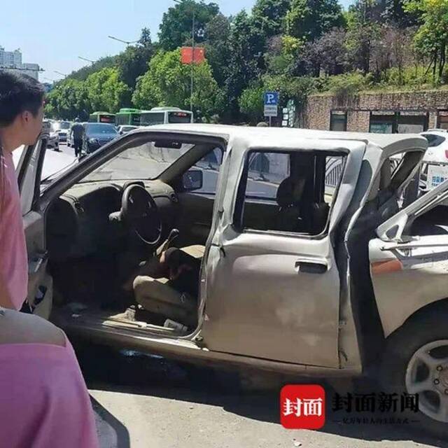 四川自贡一宝马连撞6辆车，1人死亡3人受伤