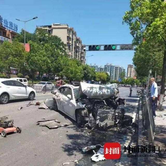 四川自贡一宝马连撞6辆车，1人死亡3人受伤