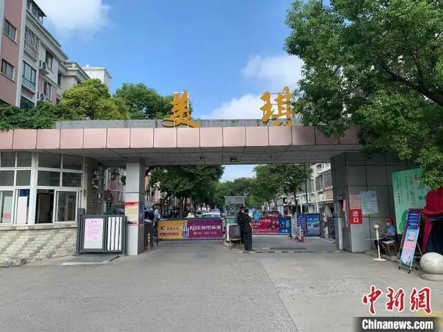  8月3日，扬州对封控管理小区，实施升级封控管理措施。崔佳明摄