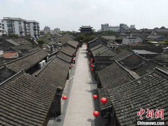  8月2日，扬州东关古街成为“空街”。孟德龙摄