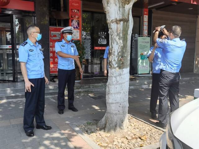 安乡：交警大队长何勇慰问疫情防控执勤点民辅警