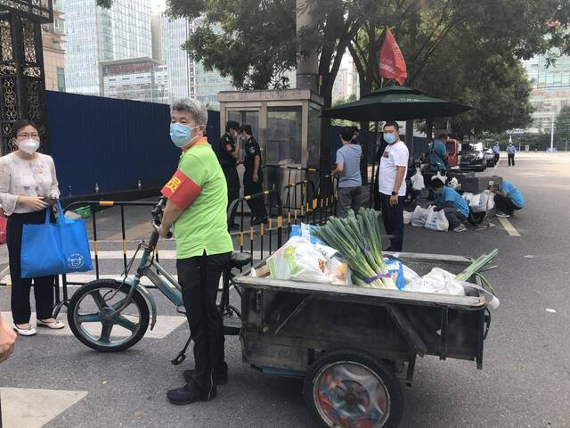 北京海淀封控区实行分类管控，首轮核酸检测预计今日完成