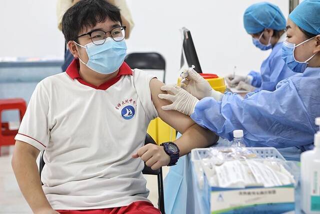 ▲7月20日，北京市全面启动12-17岁人群新冠病毒疫苗接种。新京报记者王嘉宁摄