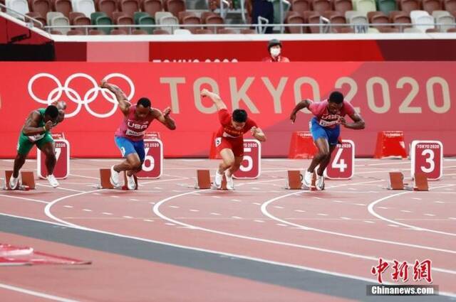 北京时间8月1日晚，在东京奥运会男子百米决赛中，中国选手苏炳添以9.98秒的成绩获得第六名，作为首位闯进奥运男子百米决赛的中国人，他再次创造了历史。中新社记者韩海丹摄