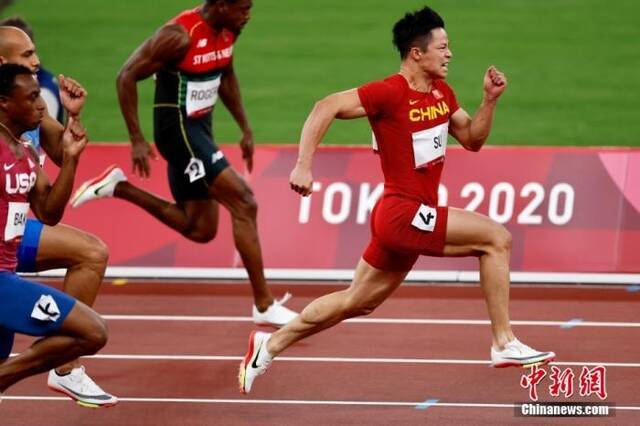 当地时间8月1日，东京奥运会男子百米半决赛上，中国飞人苏炳添以9秒83创下亚洲纪录，刷新个人最好成绩，成功晋级决赛，他也是首个进入奥运会决赛的中国飞人。中新社记者富田摄