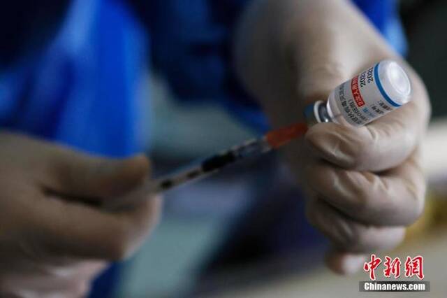 资料图：8月2日，上海，医护人员在长征镇社区卫生服务中心为市民接种疫苗。殷立勤摄