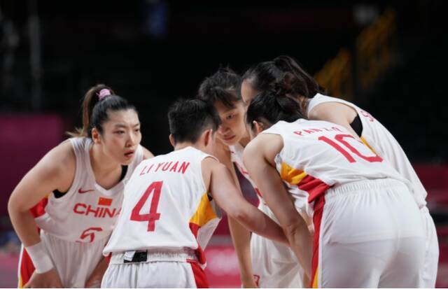 ▲中国女篮队员在场上沟通。图/新华社
