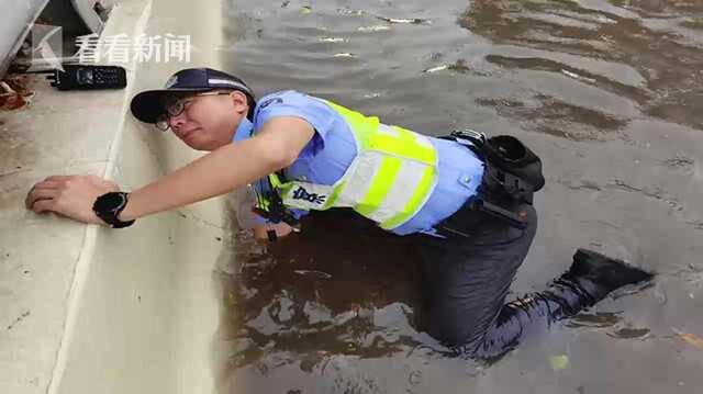 视频｜最美守护！暴雨中，他趴进水中用警棍